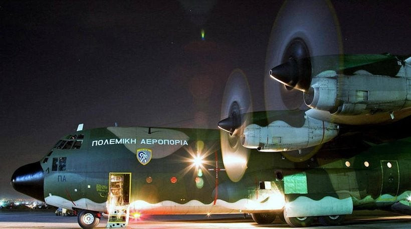 Γκαντεμιά: Έπαθε βλάβη το C-130 στη Λάρνακα – Στέλνουν άλλο αεροσκάφος για να φέρει τους Κύπριους πυροσβέστες